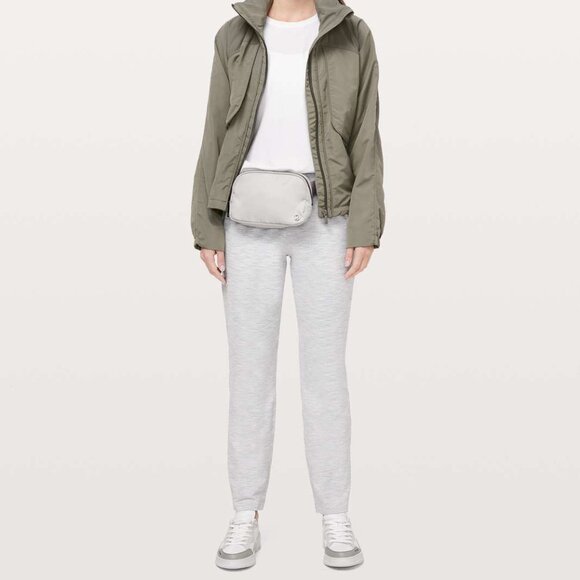 Lululemon On The Fly Pant / pants (size 8) Luxtreme, light grey, striped pattern - Picture 1 of 9